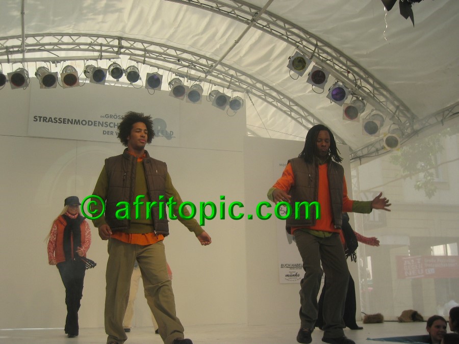 ../Images/Krefeld-Strssenmodenschau-2005 218.jpg